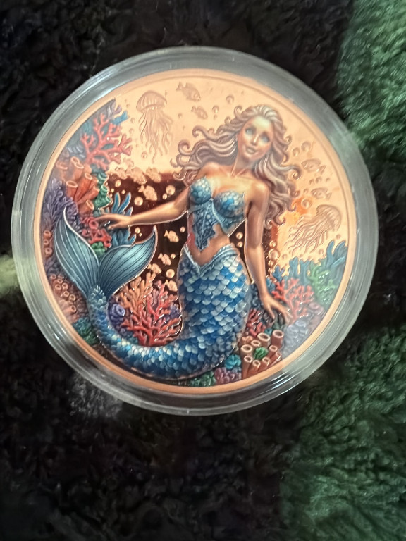 Medalla de cobre coloreada con UV de 5 oz titulada 'The Mermaid' por Northern Treasures