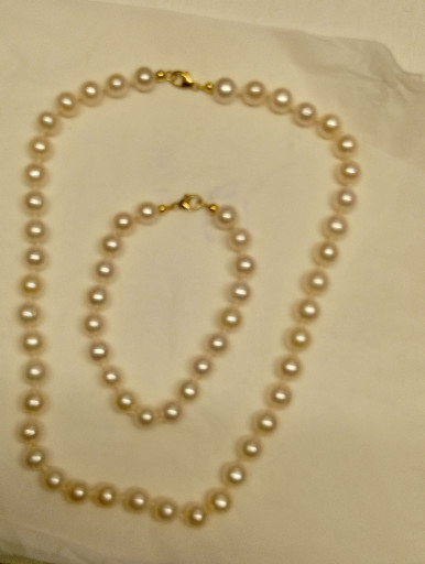 طقم من عقد وسوار من اللؤلؤ المزروع مع إغلاق ذهبي