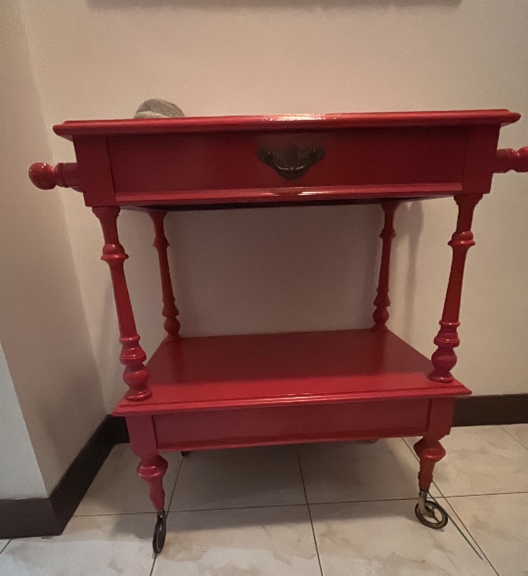 Tavolino d'appoggio in legno dipinto di rosso con due cassetti