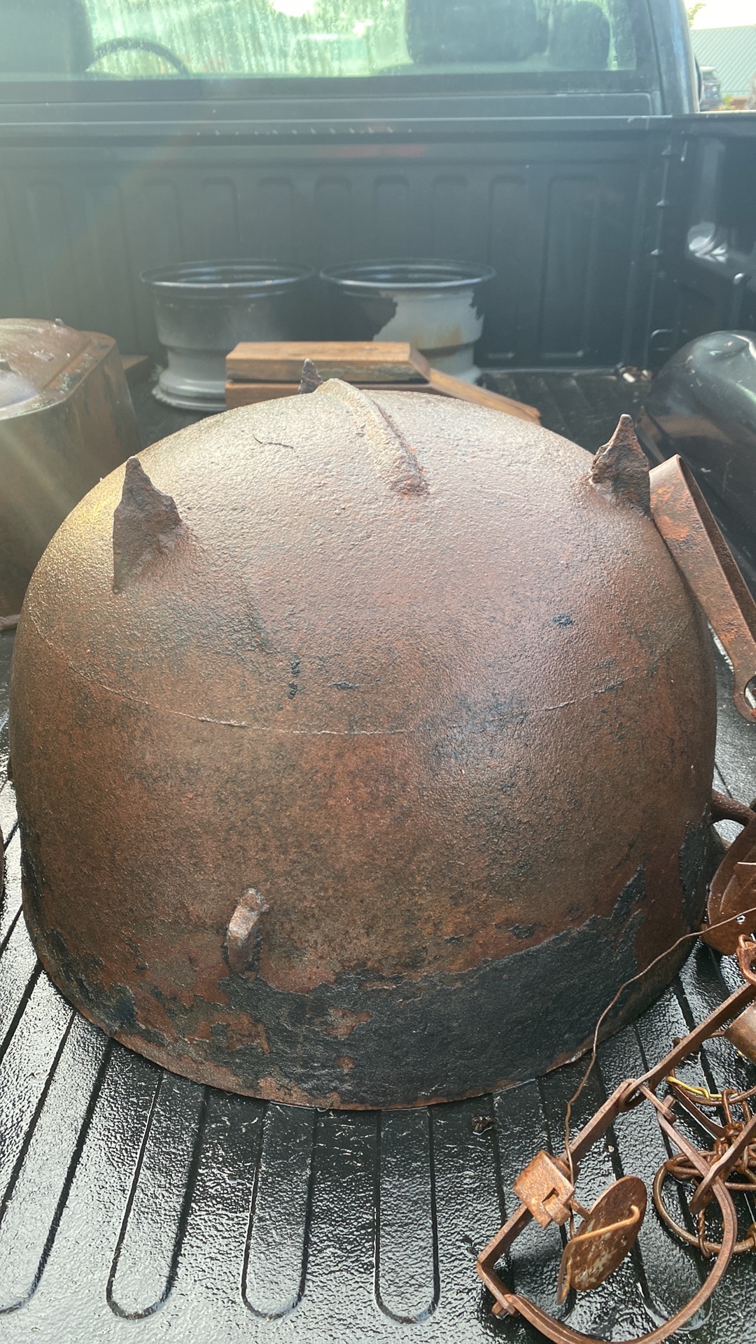 Cast iron cauldron pot