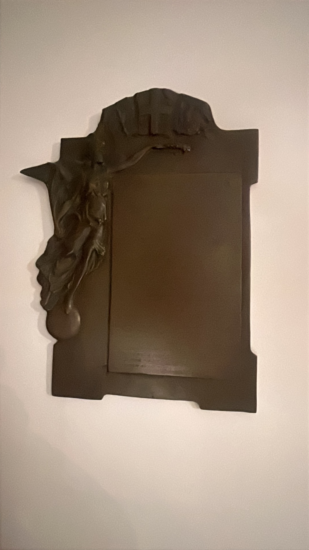 Targa commemorativa in bronzo con figura in rilievo