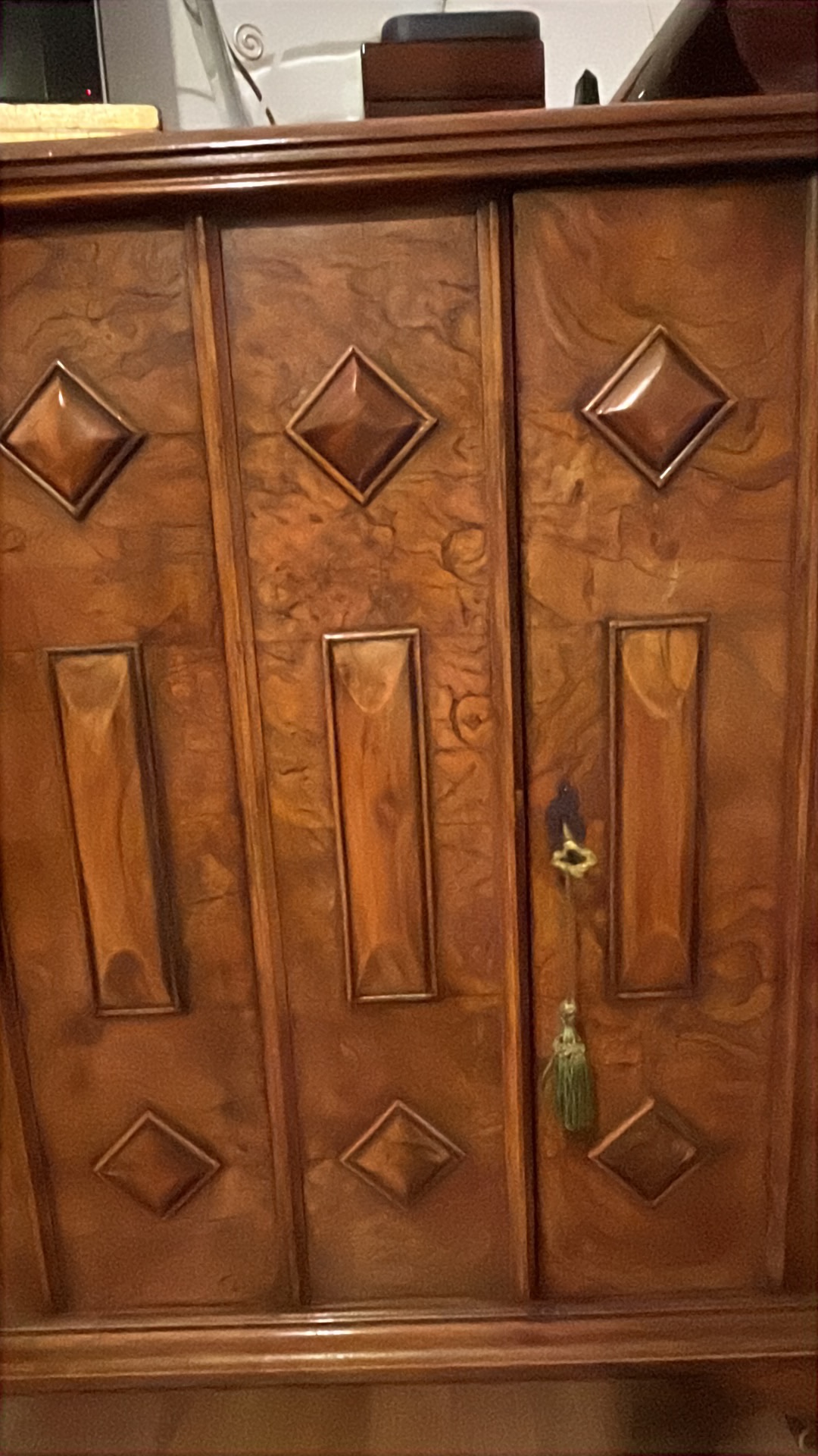 Mobile in legno di noce con pannelli decorativi in stile barocco