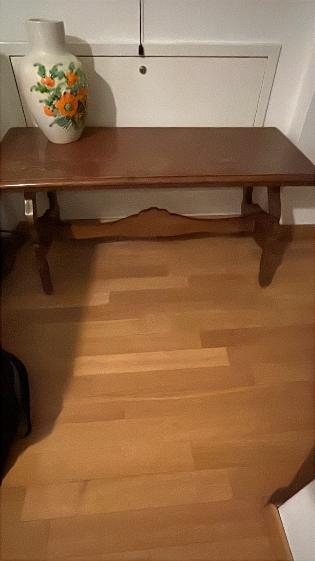 Tavolo in legno di quercia in stile rustico con vaso di ceramica decorato con fiori arancioni