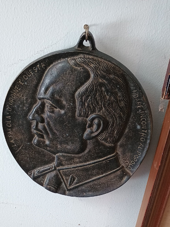 Placca commemorativa in bronzo raffigurante Benito Mussolini con motto fascista