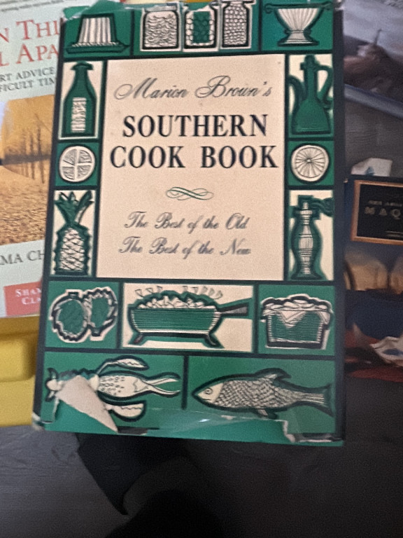 Libro de cocina titulado 'Marion Brown's Southern Cook Book' publicado por University of North Carolina Press