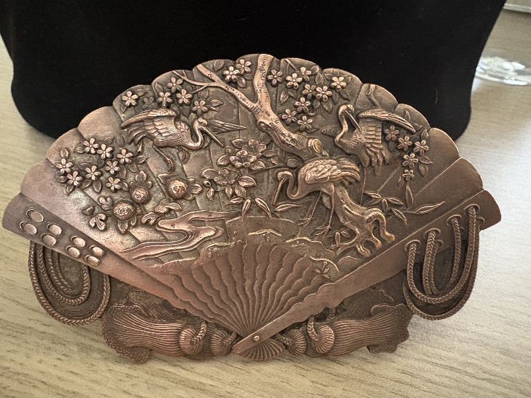 Shakudo en brons waaier broche met kraanvogels en bloesems, Japanse Meiji-periode