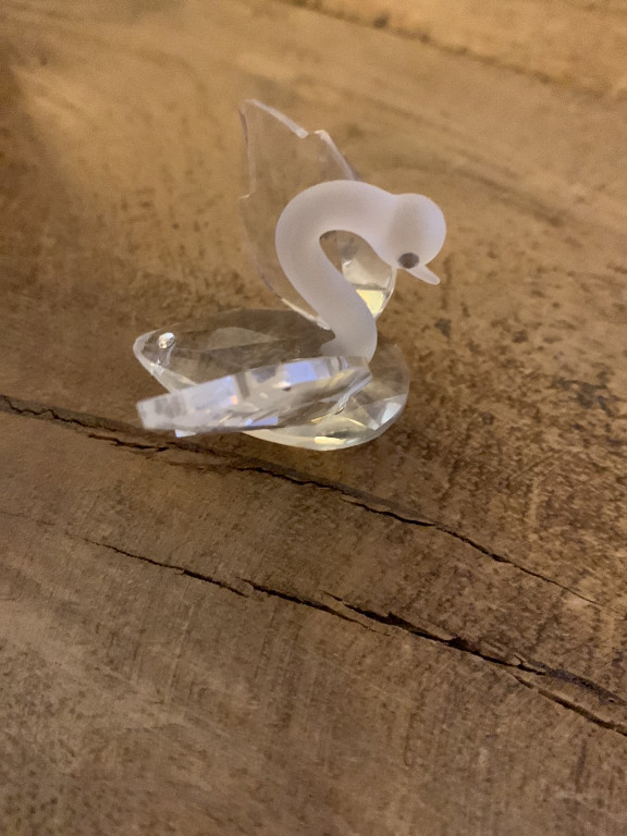 Figurine en cristal représentant un cygne sur une base ovale givrée