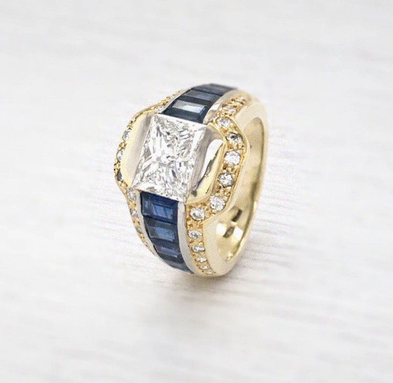750 Gelbgold-Ring mit 2,60 Karat Princess-Schliff-Diamant, Saphiren und Brillanten