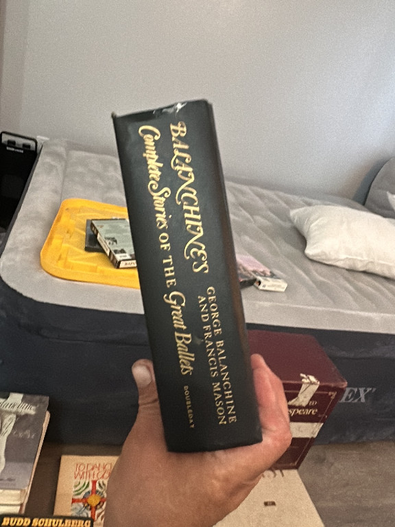 Libro de tapa dura titulado 'Bewitching: Complete Forms of the Great Riddles' de Chun-shu Chang y Shelley Hsueh-lun Chang