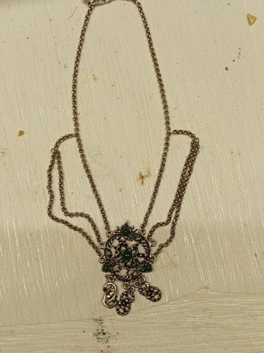 قلادة فضية على الطراز الفيكتوري أو الآرت نوفو مع قلادة زخرفية على شكل سلة أو باقة زهور