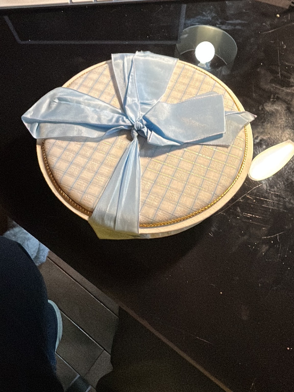 Boîte décorative ronde en carton avec motif à carreaux et nœud en ruban de satin bleu