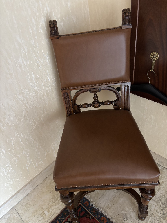 Antiker Esszimmerstuhl im gotischen Stil aus Nussbaum mit braunem Lederpolster