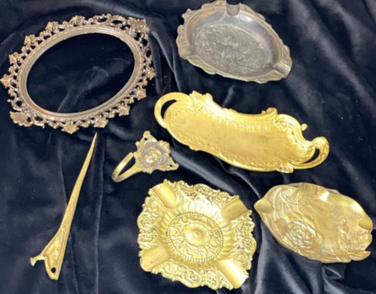 Collezione di oggetti decorativi in ottone e metallo dorato in stile Art Nouveau e Vittoriano