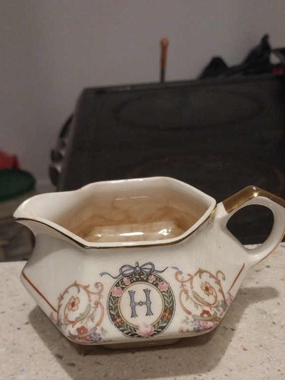 Porcelain gravy boat with monogram 'H' and gold trim
