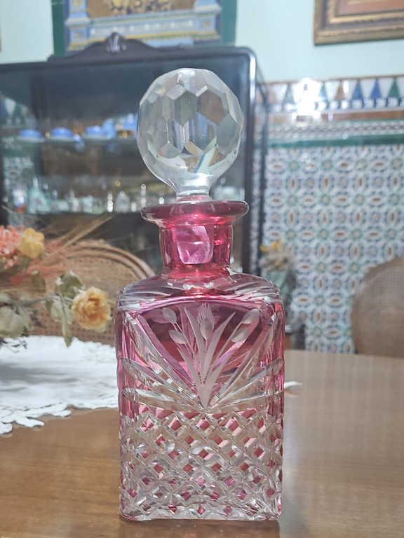 Botella de perfume de cristal tallado en color cranberry (rosa-rojizo) con tapón facetado