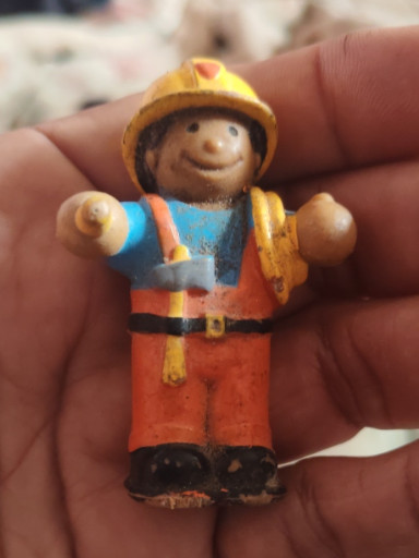 Figura de plástico moldeado de una sola pieza 'Bombero' de juguete vintage