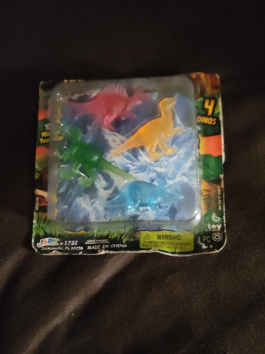 Plastic toy set titled '4 Dinos' by Dino World