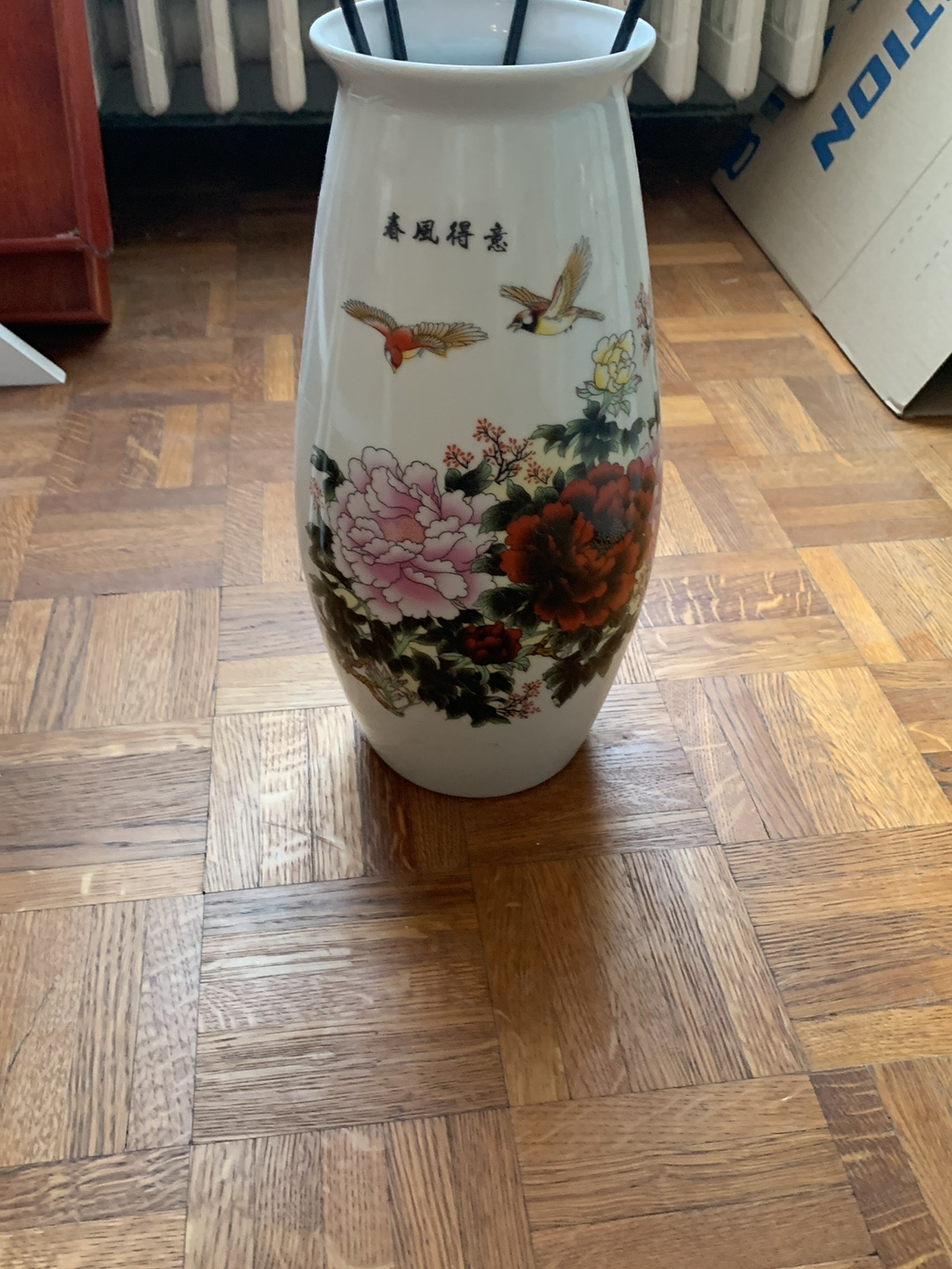 Vase en porcelaine chinoise avec motifs de pivoines et d'oiseaux