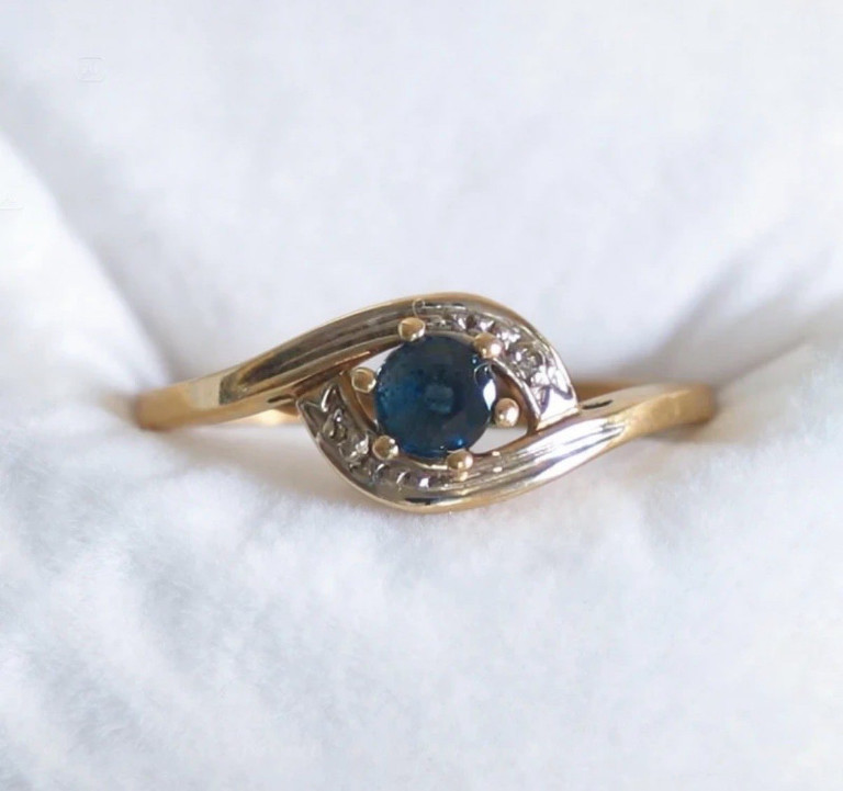 14-karätiger Gelbgold-Ring mit blauem Saphir und Diamanten