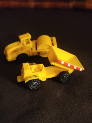 Die-cast metal and plastic toy construction vehicles (road roller and earth mover)