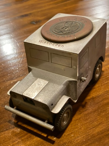 Metal table lighter in the form of a Willys Jeep, marked 'Ges-Gesch' and 'Wiesbaden', made by Baier & Söhne