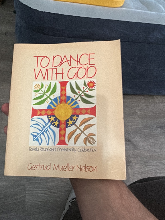 Libro titulado 'To Dance with God: Family Ritual and Community Celebration' por Gertrud Mueller Nelson