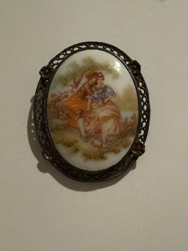Porcelain cameo brooch depicting a romantic couple in 18th-century style, signed Fragonard