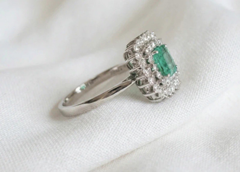 18K Weißgold-Ring mit Smaragd (ca. 0,60 Karat) und Diamanten (ca. 0,50 Karat) im doppelten Halo-Design