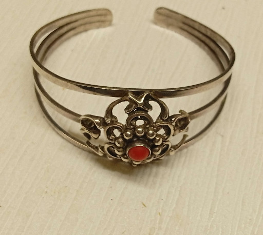 سوار من الفضة عيار 800 مع حجر مرجاني أحمر بتصميم عصر النهضة