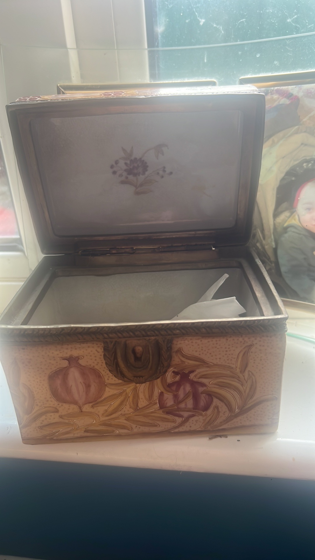 Ceramic trinket box with floral design