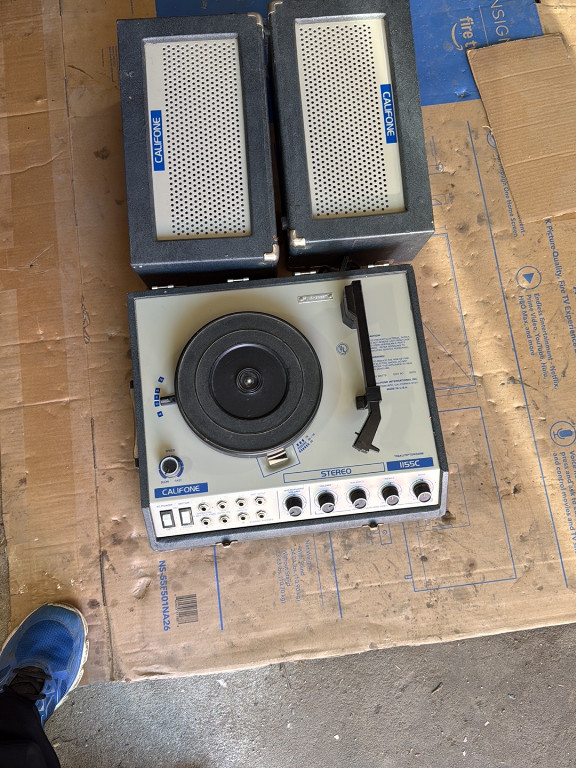 Tocadiscos portátil vintage Califone 1155K con altavoces externos