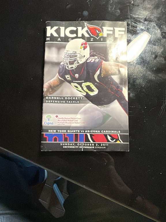 Programme officiel NFL 'Kickoff Magazine' pour le match New York Giants vs Arizona Cardinals du 3 octobre 2011, avec Darnell Dockett en couverture