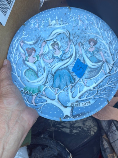 Porcelain collector plate titled 'Noel 1975 - Nine Ladies Dancing' by Haviland Limoges