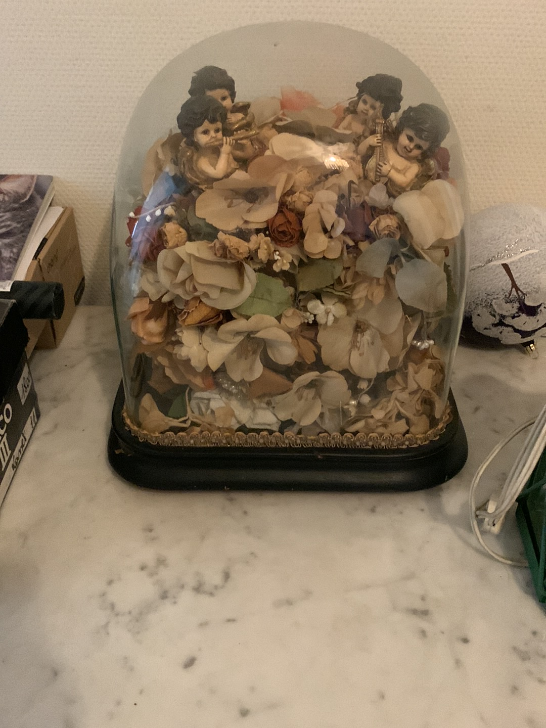 Globe de mariée avec chérubins en cire et fleurs séchées sous dôme en verre