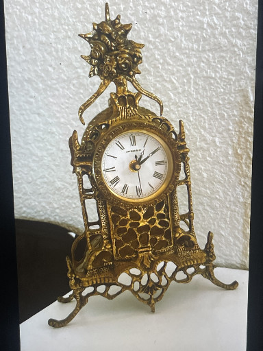 Pendule de cheminée en laiton doré de style rococo avec mouvement à quartz