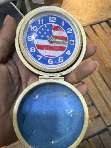 Reloj de viaje de cuerda manual con esfera de bandera estadounidense por Linden