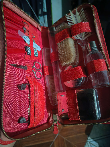 Estuche de viaje vintage de cuero rojo para manicura y aseo personal, circa mediados del siglo XX