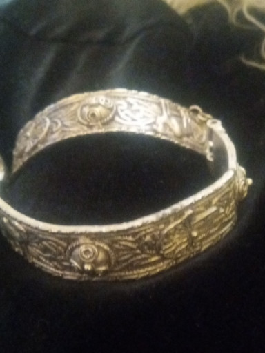 Silver repoussé and filigree hinged bangle bracelet