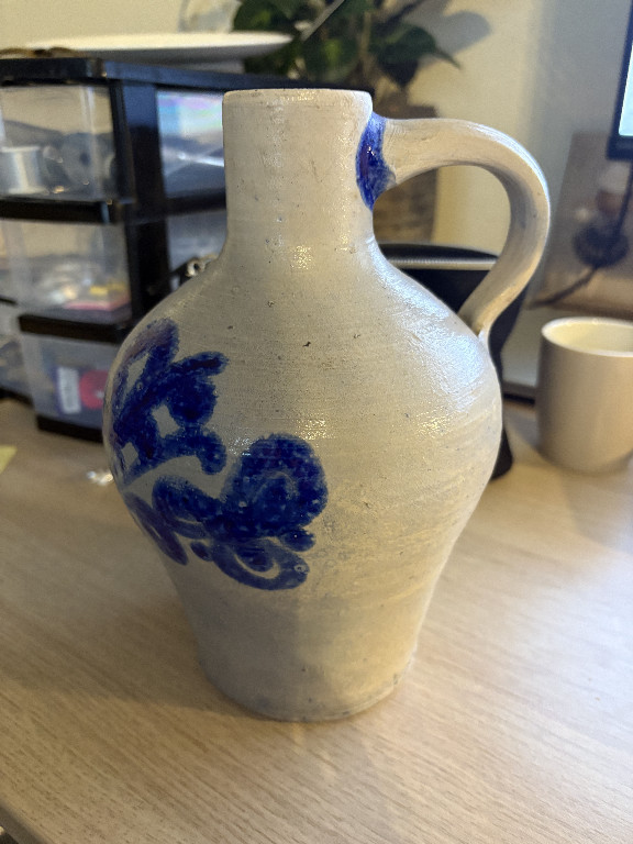 Zoutglazuur steengoed kruik met kobaltblauw bloemmotief