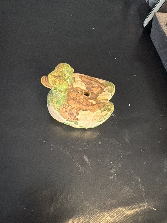 Figurine en céramique d'une grenouille sur nénuphar, style Weller Coppertone