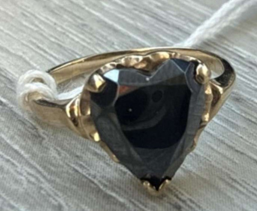 10K yellow gold ring with heart-shaped hematite stone