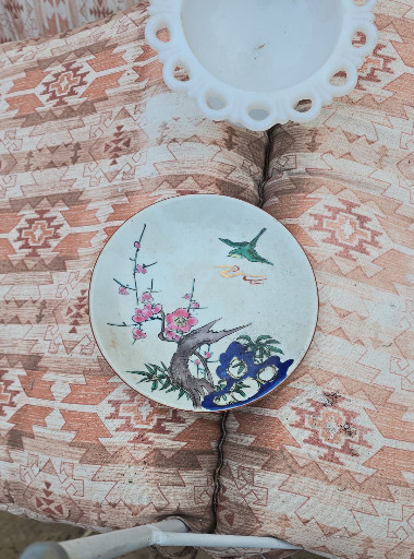 Porcelain plate with hand-painted famille rose decoration depicting birds and floral motifs