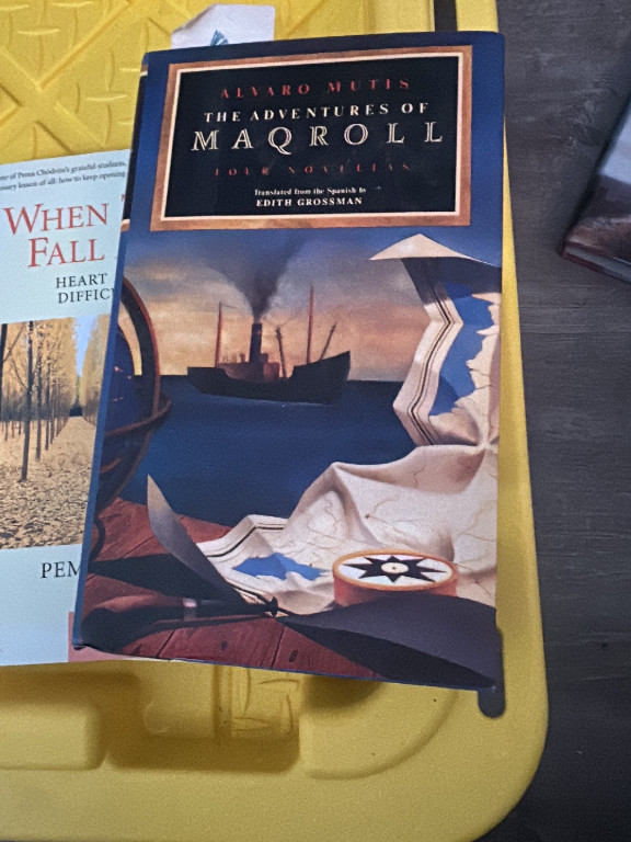 Libro de tapa dura titulado 'The Adventures of Maqroll: Four Novellas' por Álvaro Mutis