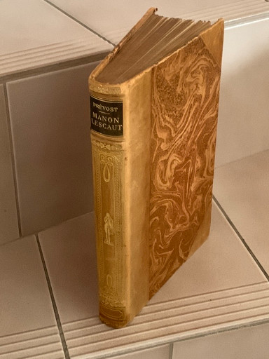 Livre relié intitulé 'Manon Lescaut' par l'Abbé Prévost