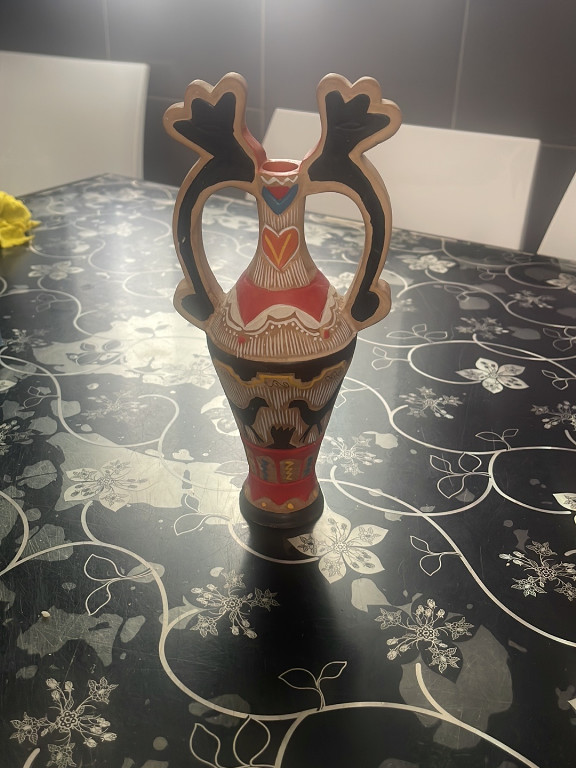 Céramique peinte à la main en forme d'amphore avec anses décoratives, origine artisanale
