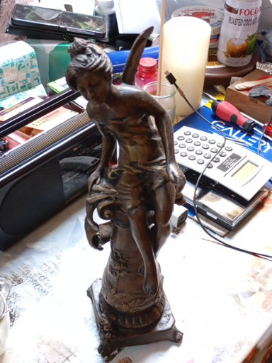 Bronzen sculptuur getiteld 'Jonge Vrouw bij Fontein' in Art Nouveau-stijl
