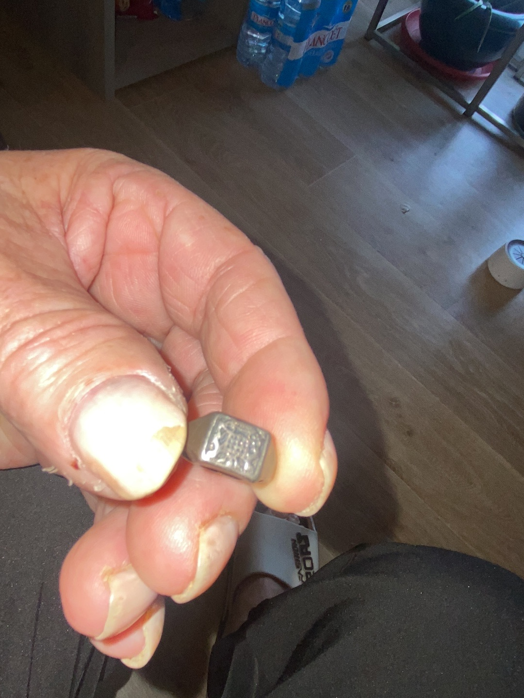 Bague en argent avec motif gravé