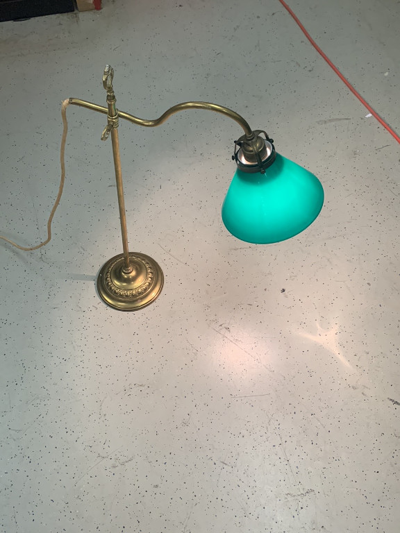 Lampe de bureau en laiton avec abat-jour en opaline verte, style Art déco