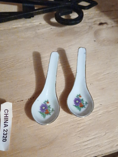 Pair of Chinese porcelain soup spoons with floral decoration
