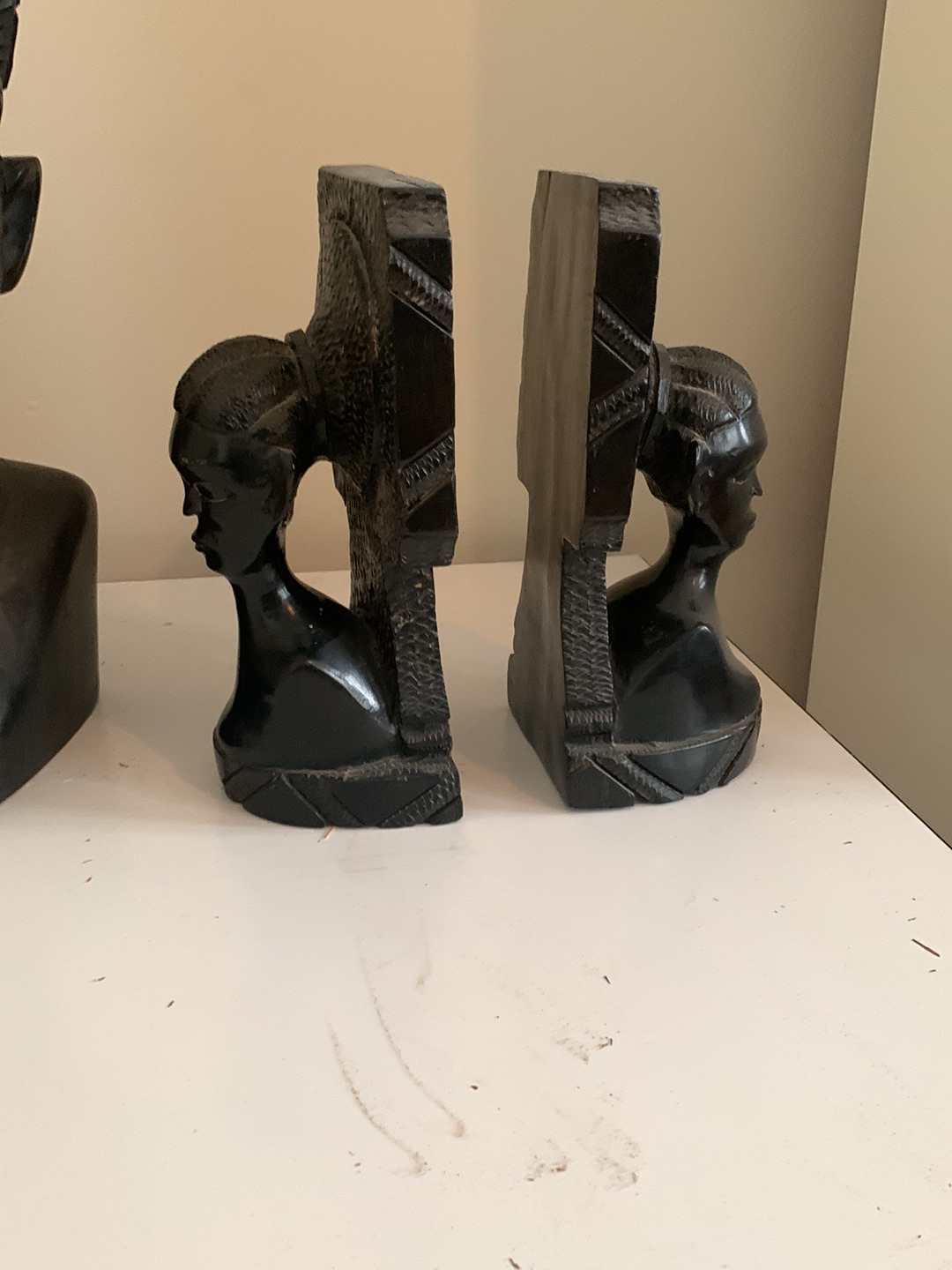 Serre-livres en ébène sculpté représentant des bustes africains